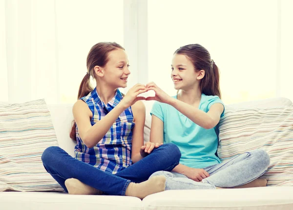 Meninas pequenas felizes mostrando sinal de mão forma de coração — Fotografia de Stock