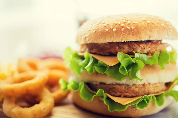 Närbild på hamburgare eller ostburgare på bord — Stockfoto