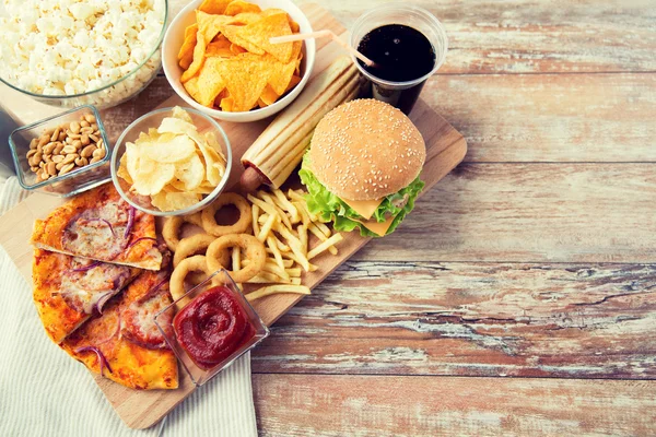 Close-up de lanches de fast food e bebida na mesa — Fotografia de Stock