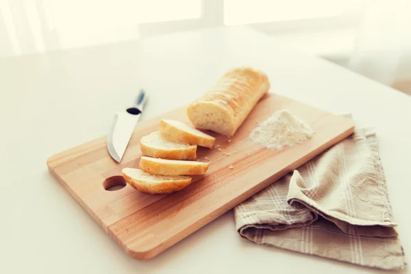 Primer plano de pan blanco o baguette y cuchillo — Foto de Stock