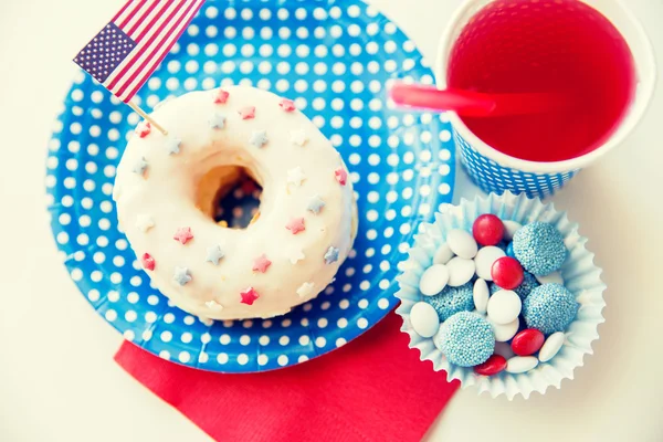 Donut com suco e balas no dia da independência — Fotografia de Stock