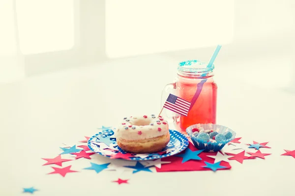 Donut with juice and candies on independence day — Stock Photo, Image