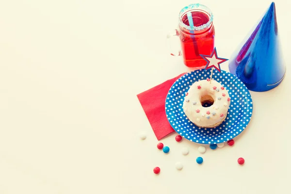 주스와 독립 기념일에 사탕 도넛 — 스톡 사진