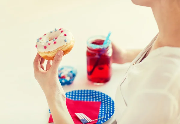 Mujer celebrando el Día de la Independencia Americana — Foto de Stock