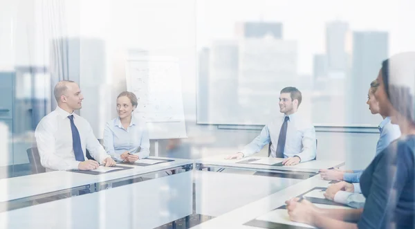 Groep van Glimlachende zakenmensen bijeenkomst in office — Stockfoto