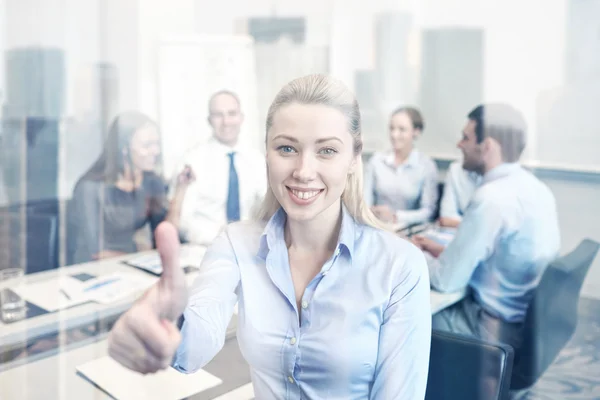 Grupo de empresários sorridentes reunidos no escritório — Fotografia de Stock