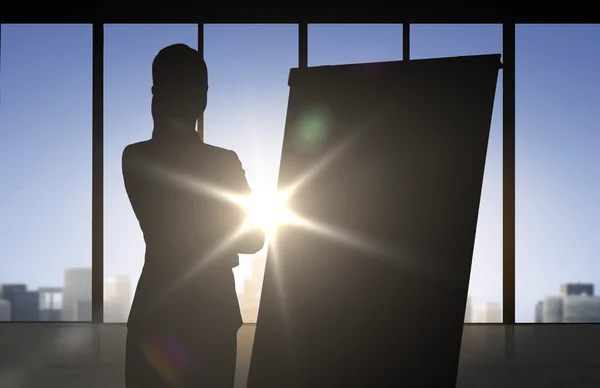 Silhouette einer Frau mit Flipboard über dem Büro — Stockfoto