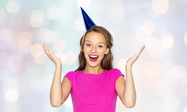 Feliz joven mujer o adolescente chica en partido gorra — Foto de Stock