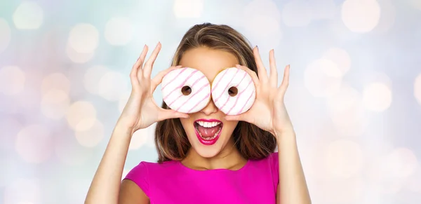 Gelukkig vrouw of tiener meisje op zoek door donuts — Stockfoto