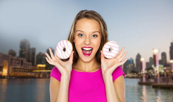 Glückliche Frau oder Teenager-Mädchen mit Donuts — Stockfoto