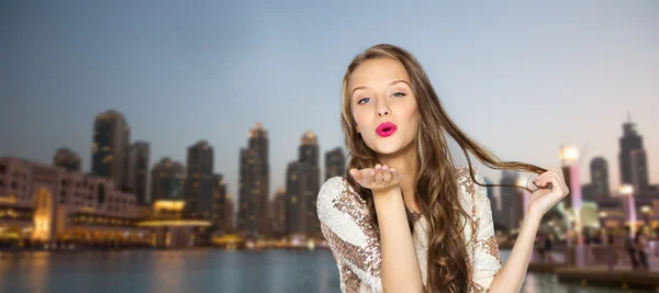 Gelukkig jonge vrouw of tiener meisje in fancy dress — Stockfoto