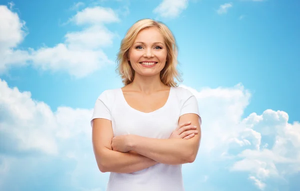 Mujer sonriente en camiseta blanca en blanco —  Fotos de Stock