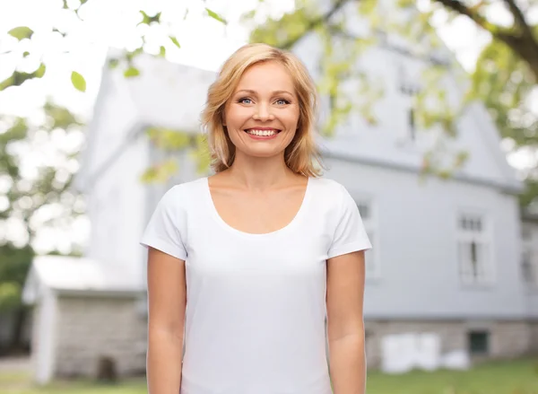 Mujer sonriente en camiseta blanca en blanco —  Fotos de Stock