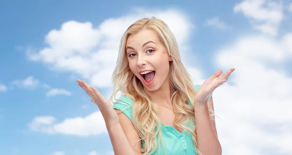 Sorprendida sonriente joven o adolescente —  Fotos de Stock