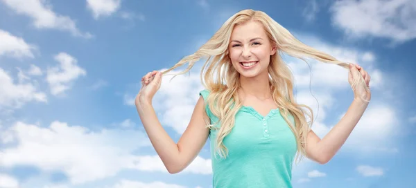 Lachende jonge vrouw met haar haren — Stockfoto