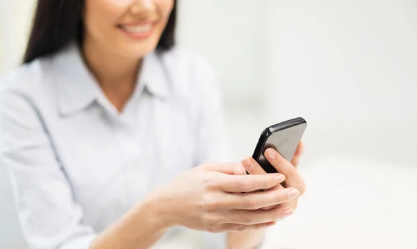 Primer plano de la mujer mensajes de texto en el teléfono inteligente —  Fotos de Stock