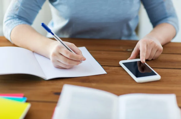 Primo piano dello studente con smartphone e notebook — Foto Stock