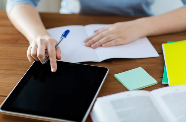 Primer plano del estudiante con tableta PC y portátil — Foto de Stock