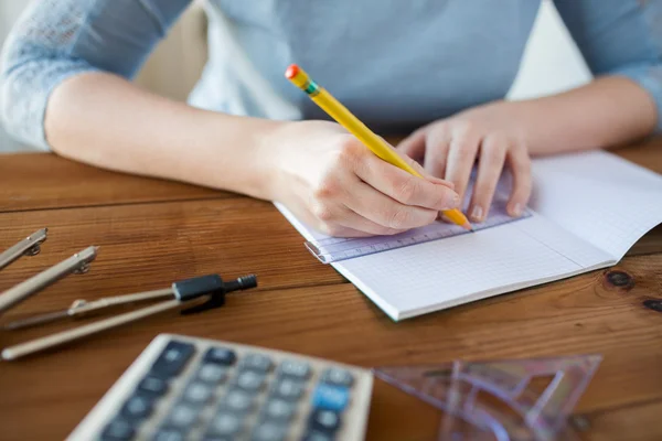 Primer plano de las manos con regla y dibujo a lápiz — Foto de Stock