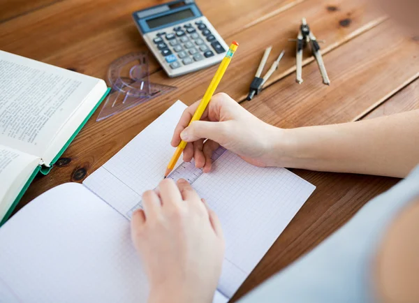 Primer plano de las manos con regla y dibujo a lápiz — Foto de Stock