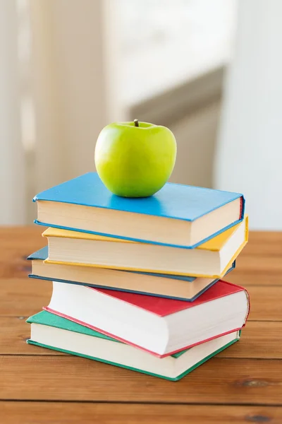 Primer plano de libros y manzana verde sobre mesa de madera — Foto de Stock