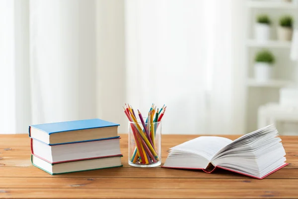 Закрытие карандашей или цветных карандашей и книг — стоковое фото