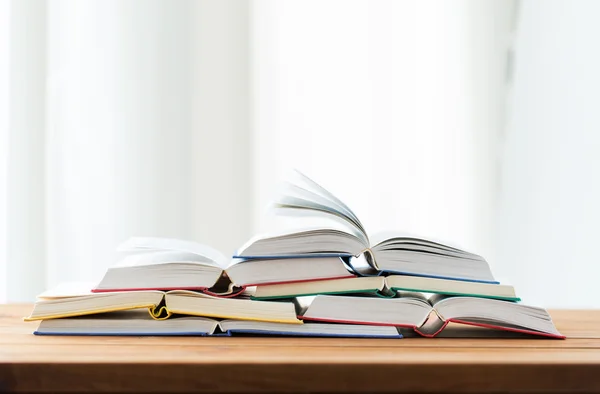 Großaufnahme von Büchern auf Holztisch — Stockfoto