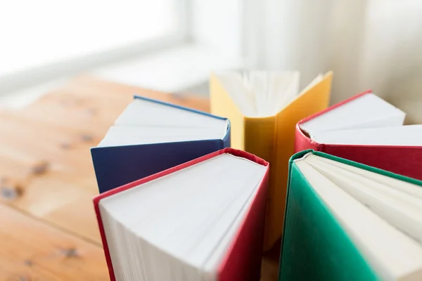 Primer plano de los libros sobre mesa de madera —  Fotos de Stock