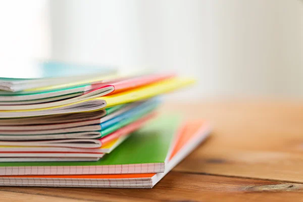 Nahaufnahme von Notizbüchern auf Holztisch — Stockfoto