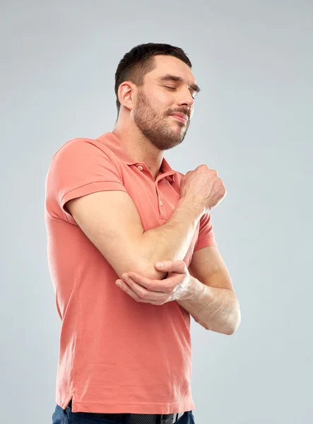 Pria tidak bahagia menderita dari rasa sakit di tangan — Stok Foto
