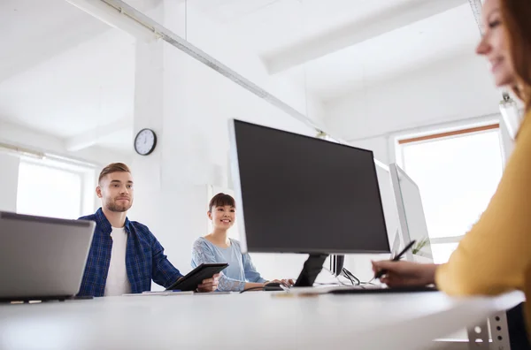 Equipe criativa feliz com computadores no escritório — Fotografia de Stock