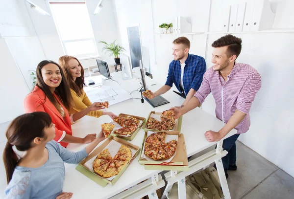 愉快的商业团队在办公室吃披萨 — 图库照片