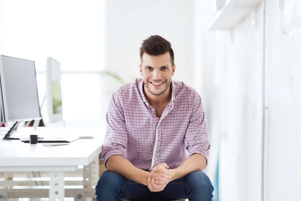 Gelukkig creatieve man met computer op kantoor — Stockfoto