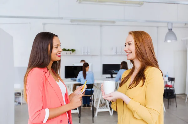 Mulheres criativas felizes conversando no escritório — Fotografia de Stock