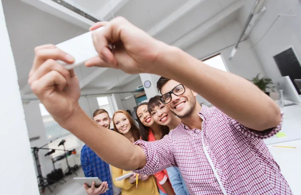 Kreatives Business-Team macht Selfie im Büro — Stockfoto