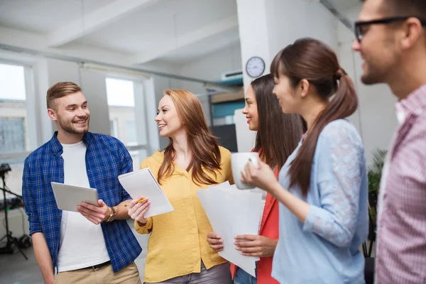 Kreativa team på kaffe paus pratar på office — Stockfoto