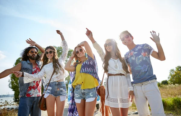 Fröhliche junge Hippie-Freunde tanzen draußen — Stockfoto