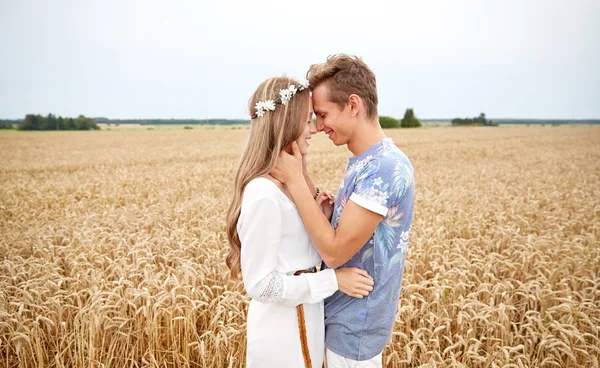 Gelukkig lachend jonge hippie paar buitenshuis — Stockfoto