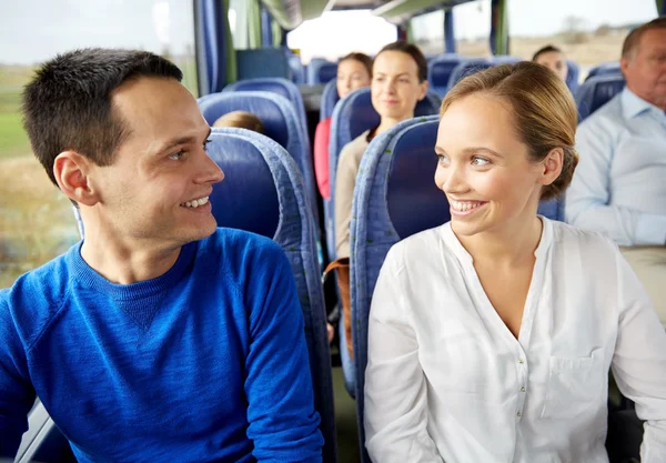 Grupp av nöjda passagerare i resa buss — Stockfoto