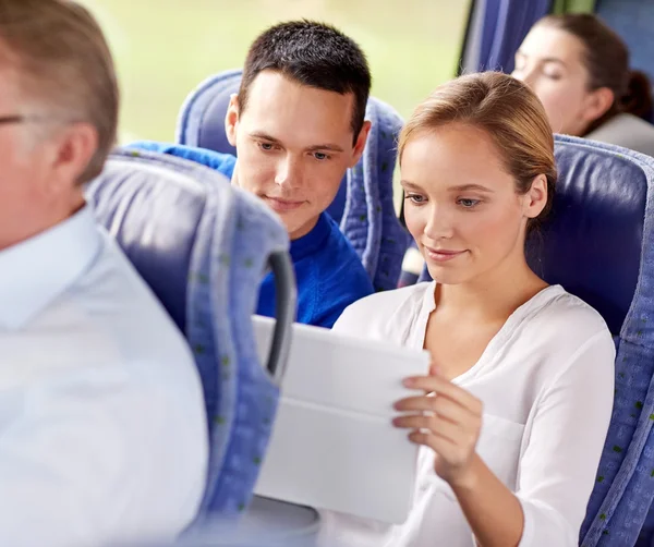 Coppia felice con tablet pc in autobus di viaggio — Foto Stock