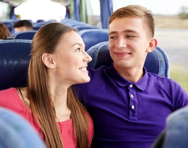Feliz casal adolescente ou passageiros em ônibus de viagem — Fotografia de Stock