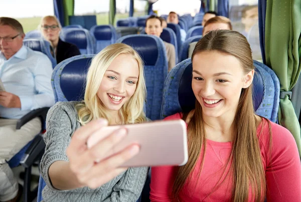 Ženy při selfie chytrým telefonem v cestovním autobuse — Stock fotografie