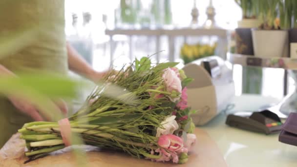 Цветочник с цветами и клиент в цветочном магазине — стоковое видео