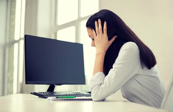 Close up de mulher triste com computador e notebook — Fotografia de Stock