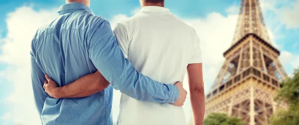 Zbliżenie mężczyzna para gejów na wieży Eiffla — Zdjęcie stockowe