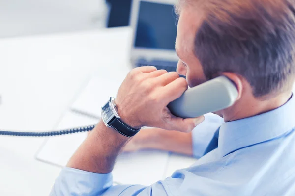 Bonito homem de negócios falando ao telefone — Fotografia de Stock