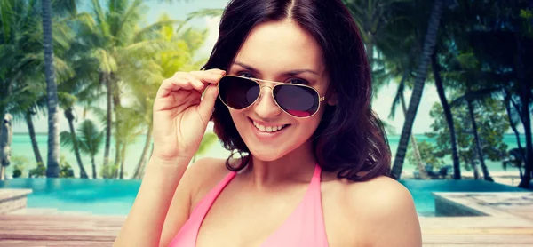 Mujer feliz en gafas de sol y traje de baño —  Fotos de Stock