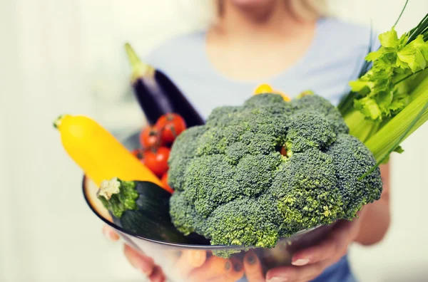Menutup perempuan memegang sayuran dalam mangkuk — Stok Foto