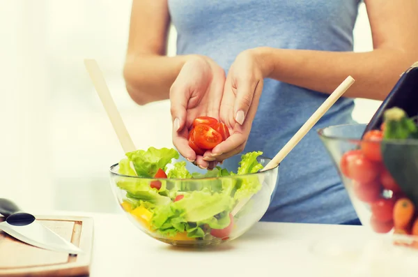 女性の家庭での野菜サラダを料理のクローズ アップ — ストック写真