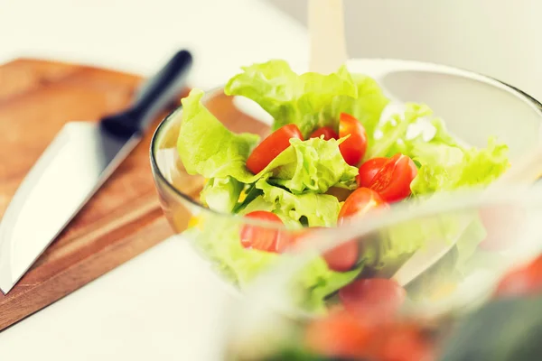 Närbild på grönsakssallad med körsbärstomat — Stockfoto